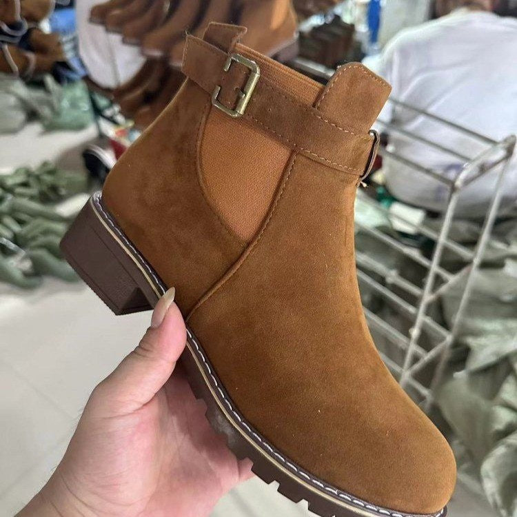 Damen Wildleder-Optik Chelsea-Stiefelette mit dekorativem Schnallenriemen, elastischem Einsatz und grober Profilsohle Echo Archiv