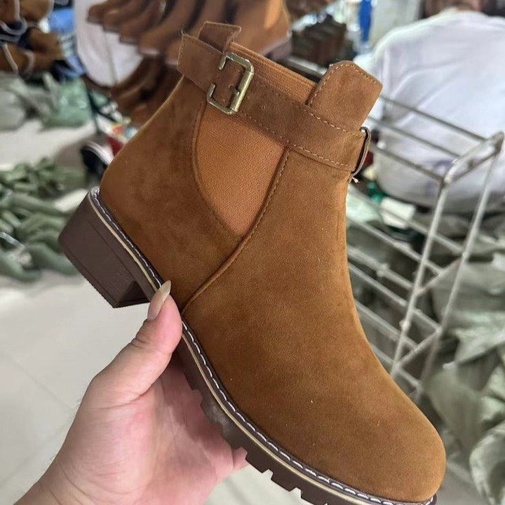 Damen Wildleder-Optik Chelsea-Stiefelette mit dekorativem Schnallenriemen, elastischem Einsatz und grober Profilsohle Echo Archiv