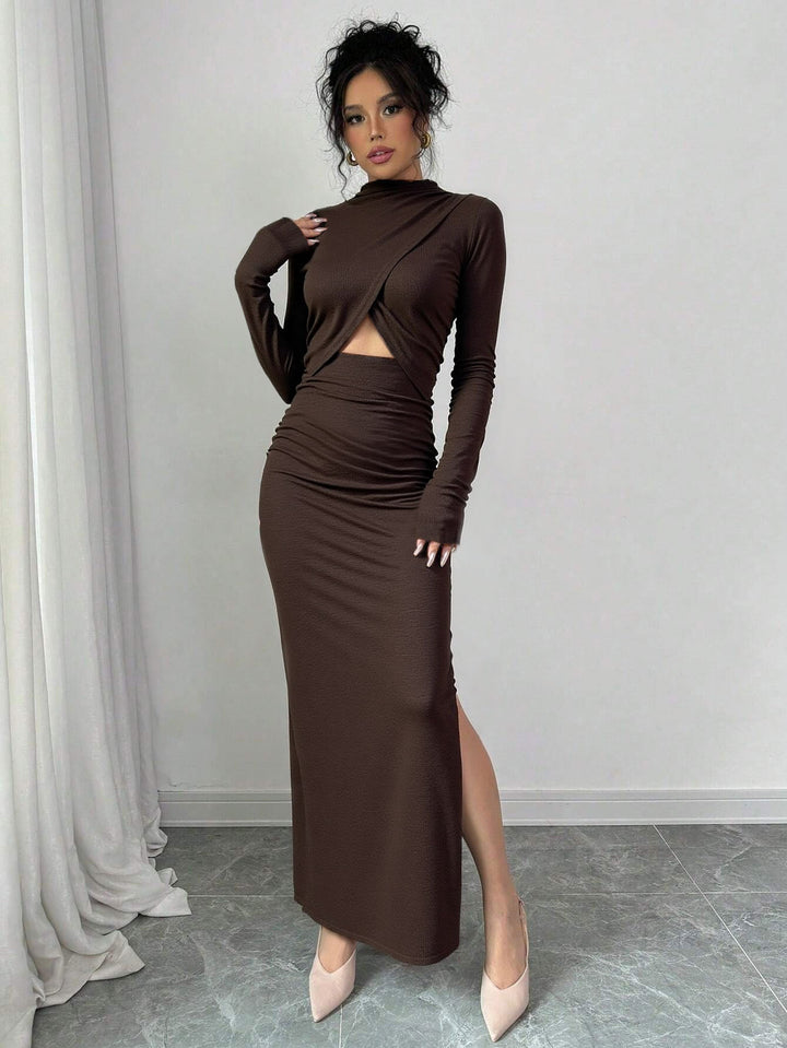 Damen geripptes Maxikleid mit gedrehtem Vorderteil Cut-Out taillierter Raffung und hohem Seitenschlitz – Valéora