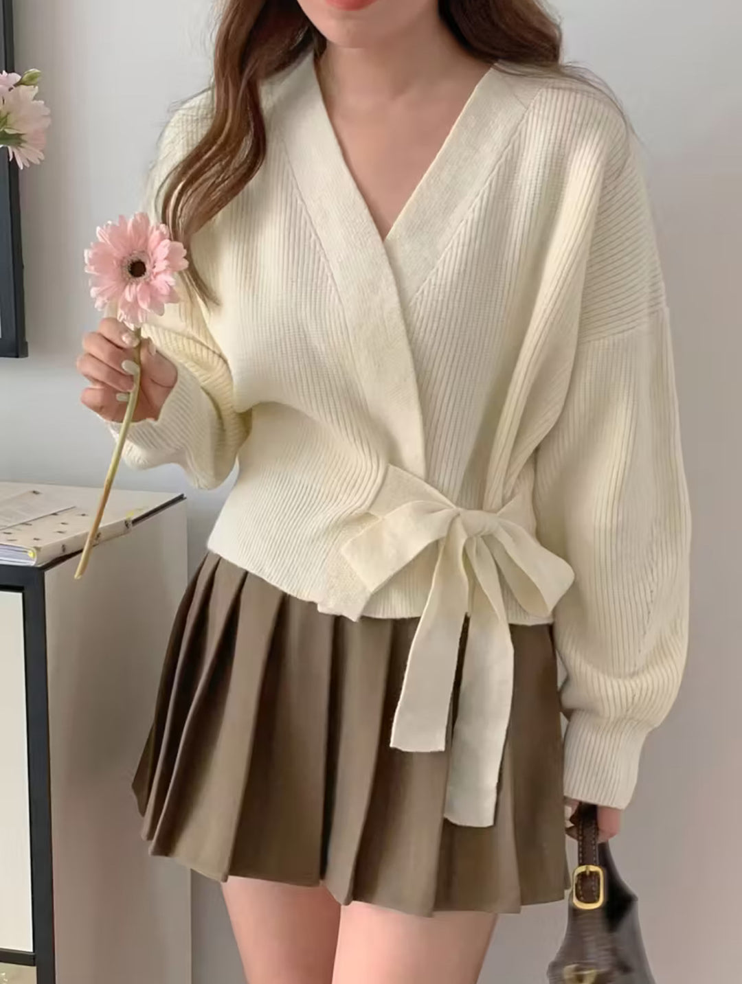 Damen Wickel-Strickjacke mit V-Ausschnitt, Taillenschleife und Ballonärmeln – Célinea