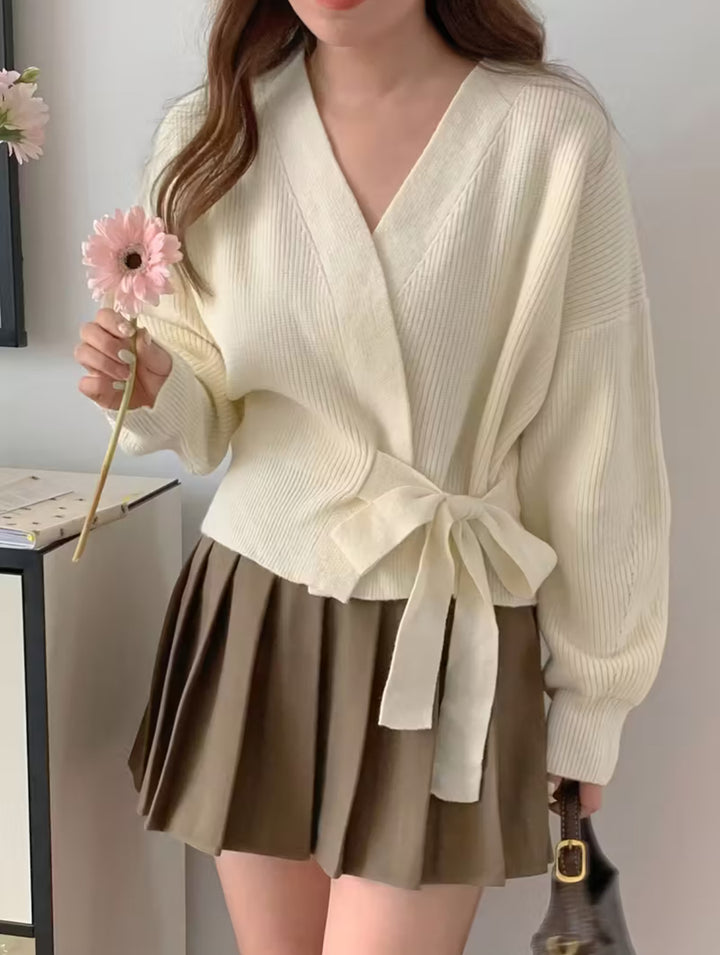 Damen Wickel-Strickjacke mit V-Ausschnitt, Taillenschleife und Ballonärmeln – Célinea