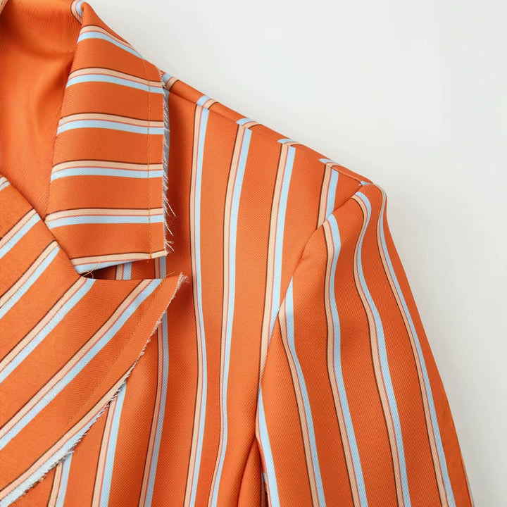 Damen doppelreihiger Blazer mit senkrechtem Streifenmuster und ausgefranstem Revers Echo Archiv