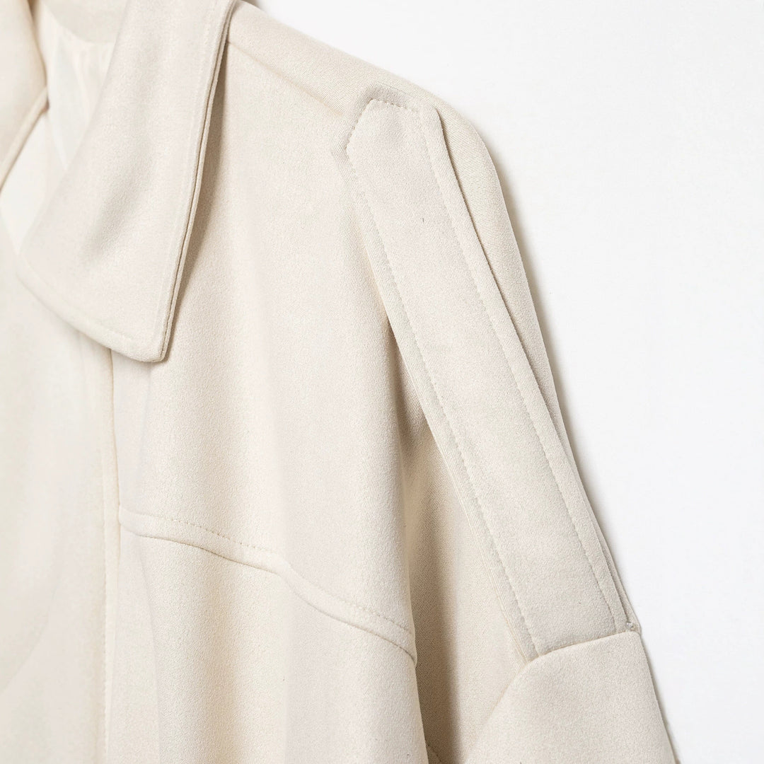 Damen Cropped-Boxy-Jacke aus Veloursoptik mit Hemdkragen, weiten Raglanärmeln und Tunnelzug Echoarchiv