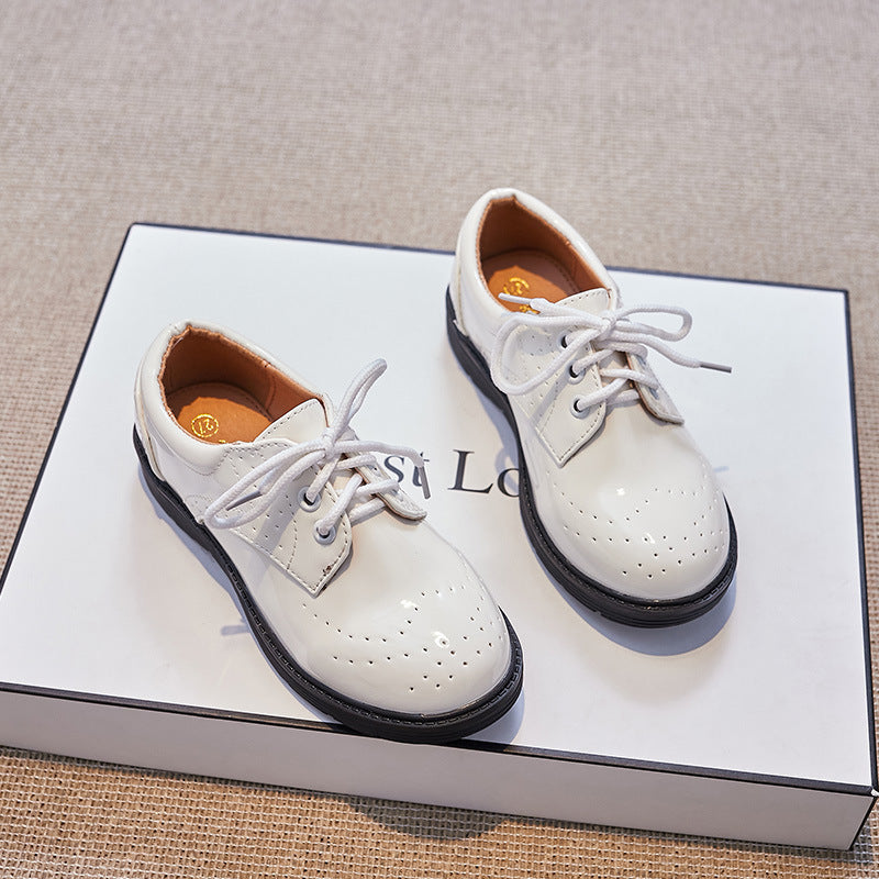 Damen Klassische Lacklederschuhe mit perforierten Details Echo Archiv