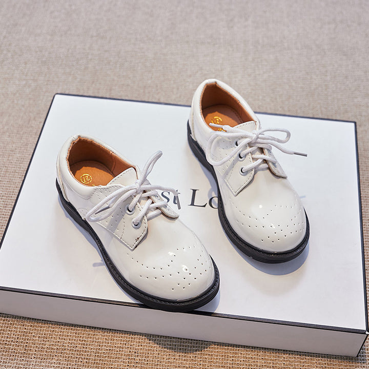 Damen Klassische Lacklederschuhe mit perforierten Details Echo Archiv