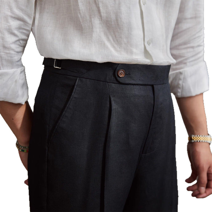 Herren Leinenhose mit hoher Taille, Bundfalten und verstellbarem Seitenriegel Echoarchiv