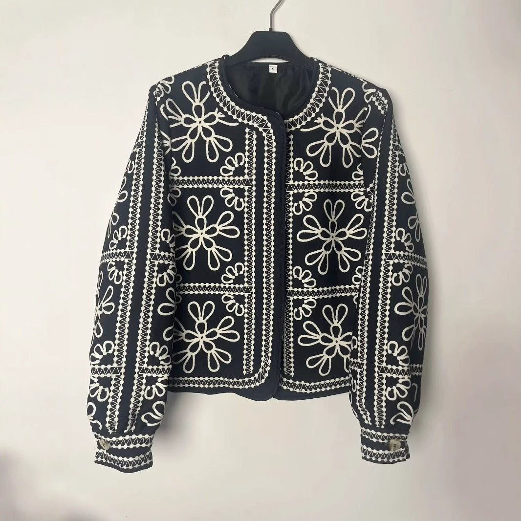 Damen gesteppte Kurzjacke im ornamentalen Bandana‑Print mit Rundhalsausschnitt und Zierpaspel – Célinea