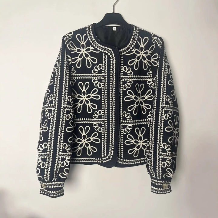 Damen gesteppte Kurzjacke im ornamentalen Bandana‑Print mit Rundhalsausschnitt und Zierpaspel – Célinea
