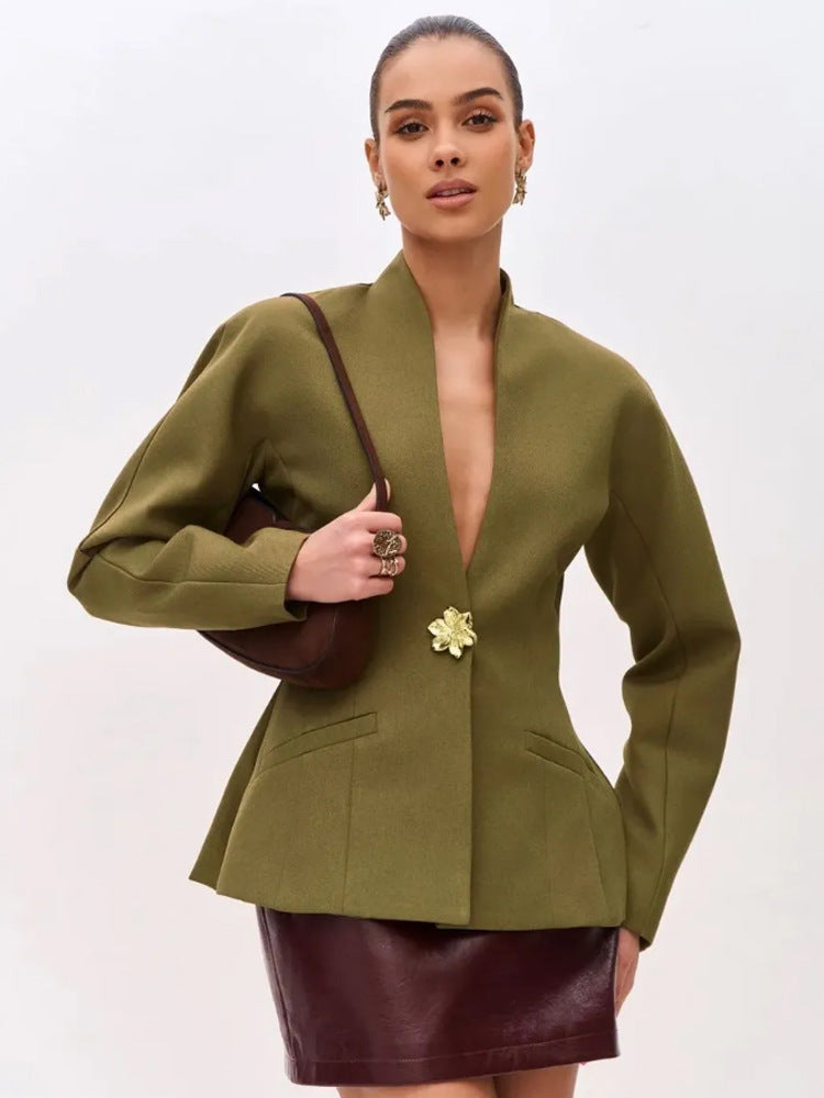 Damen Skulptural taillierte Jacke mit Schößchen, Stehkragen und Schmuckbrosche Echoarchiv