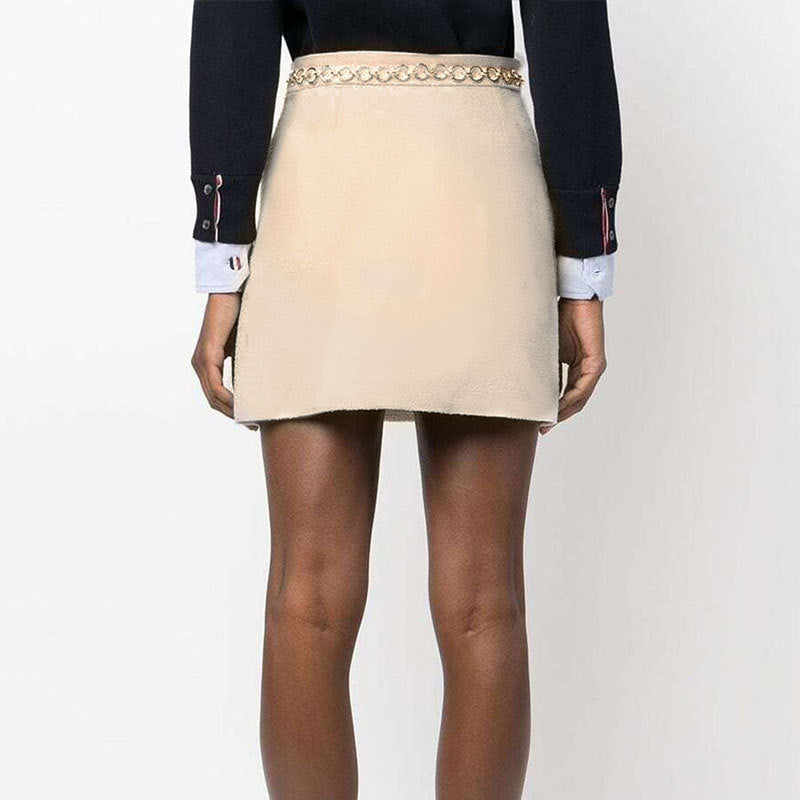 Damen eleganter Miniröcke mit goldener Kette Echo Archiv