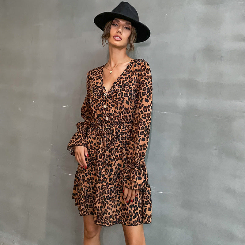 Damen Gestuftes Minikleid mit V‑Ausschnitt, Taillen‑Zugband und Leoprint Echoarchiv