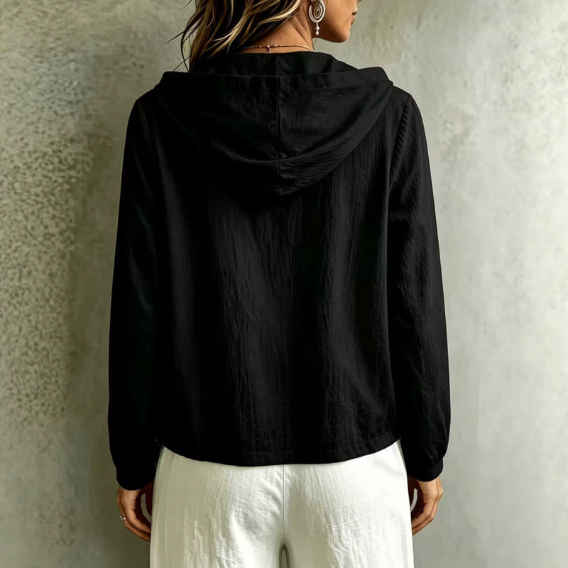 Damen Leichte Kapuzenbluse aus Baumwollcrinkle mit Knopfleiste und Tunnelzugsaum – Élovi