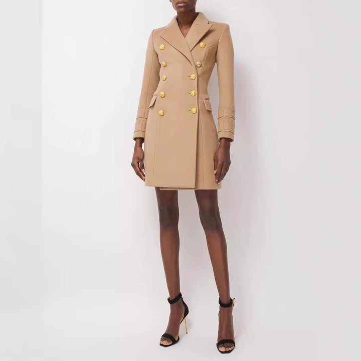 Damen Kurzmantel im Blazerkleid‑Stil mit strukturierter Taillierung und goldenen Zierknöpfen Echoarchiv