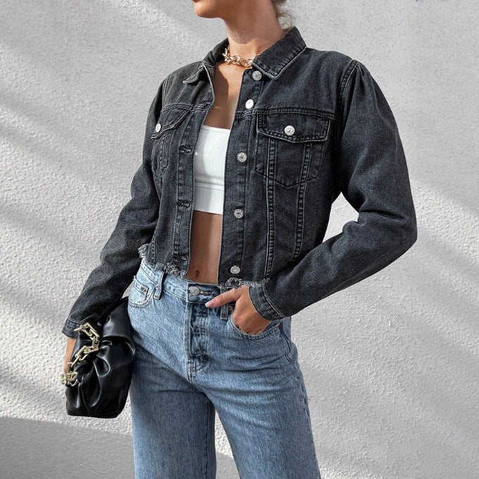 Damen Kurz geschnittene taillierte Jeansjacke mit rohem Fransen-Saum und Pattentaschen Echo Archiv
