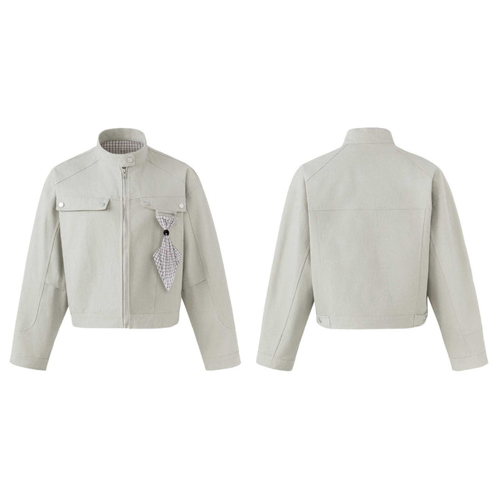 Damen Kurzer Blouson im Fieldstil mit Stehkragen, Brustklappen und abnehmbarem Anhänger Echoarchiv
