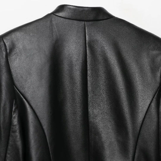 Damen Kurz geschnittene Kunstleder‑Militärjacke mit Stehkragen und Zierkordeln Echo Archiv