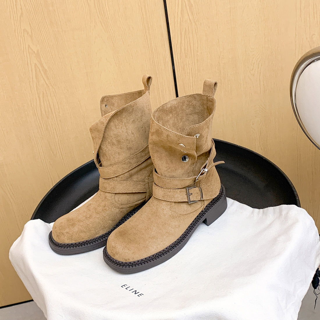 Damen Kurzschaft-Bikerboot aus Wildleder mit verstellbaren Schnallen und markantem Blockabsatz Echo Archiv