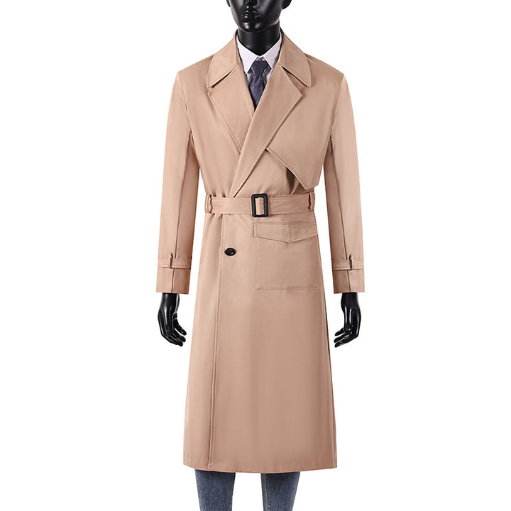 Herren Langmantel im Trenchcoat-Stil mit Sturmklappe, asymmetrischen Taschen und klassischem Revers Echoarchiv