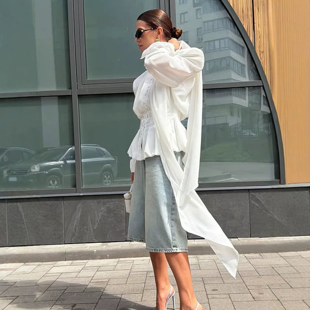 Damen Elegante Bluse mit Schlipskragen, betonten Schultern und langen Bindebändern Echoarchiv
