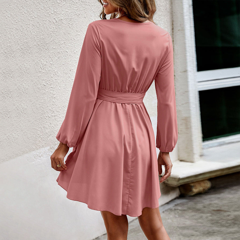Damen gerafftes Wickel-Minikleid mit Stufenrock Bindegürtel und Volantdetails – Élara