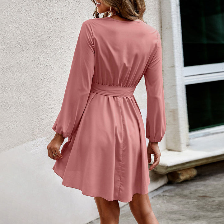 Damen gerafftes Wickel-Minikleid mit Stufenrock Bindegürtel und Volantdetails – Élara