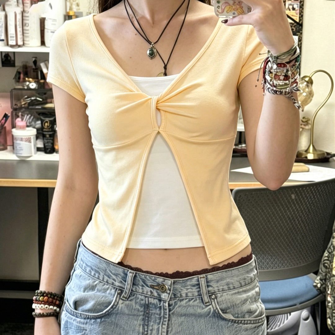 Damen Süßes kurzes T-Shirt mit Knoten-Design und Cut-out-Details Echo Archiv