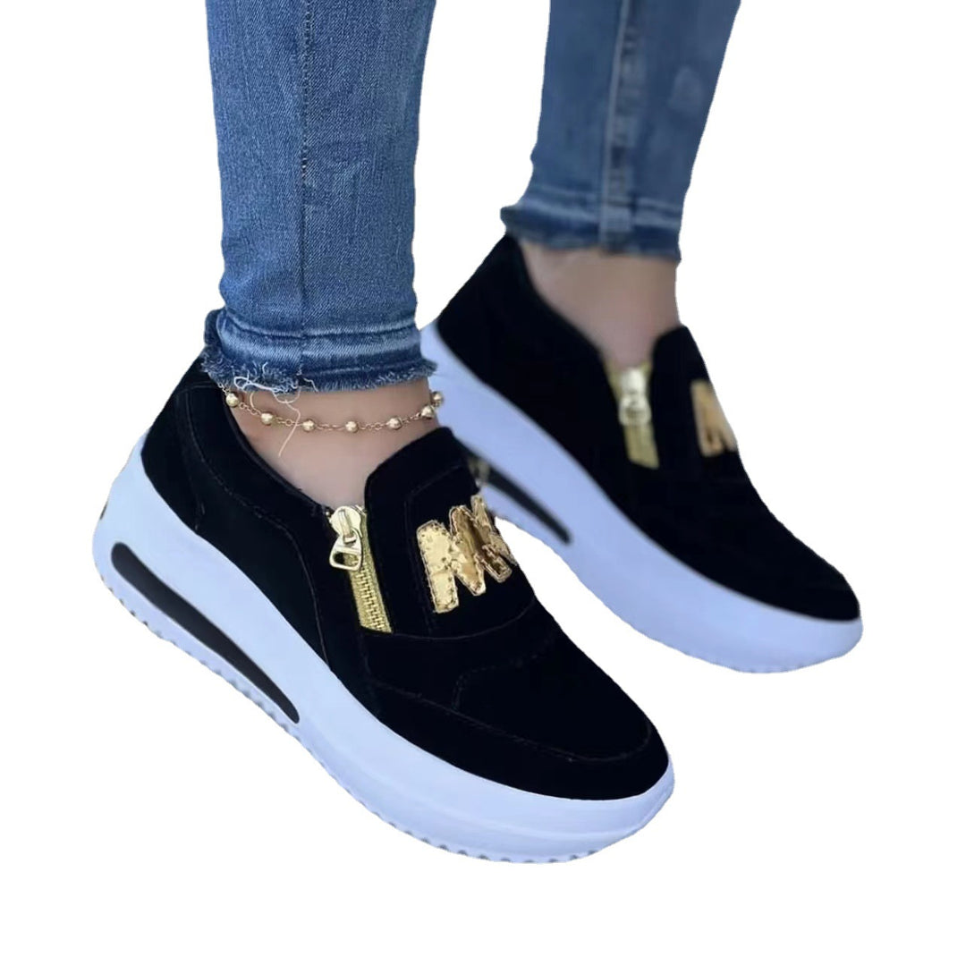 Damen Slip-On Plateau-Sneaker mit dekorativem Metall-Reißverschluss und Logo-Applikation – Névara