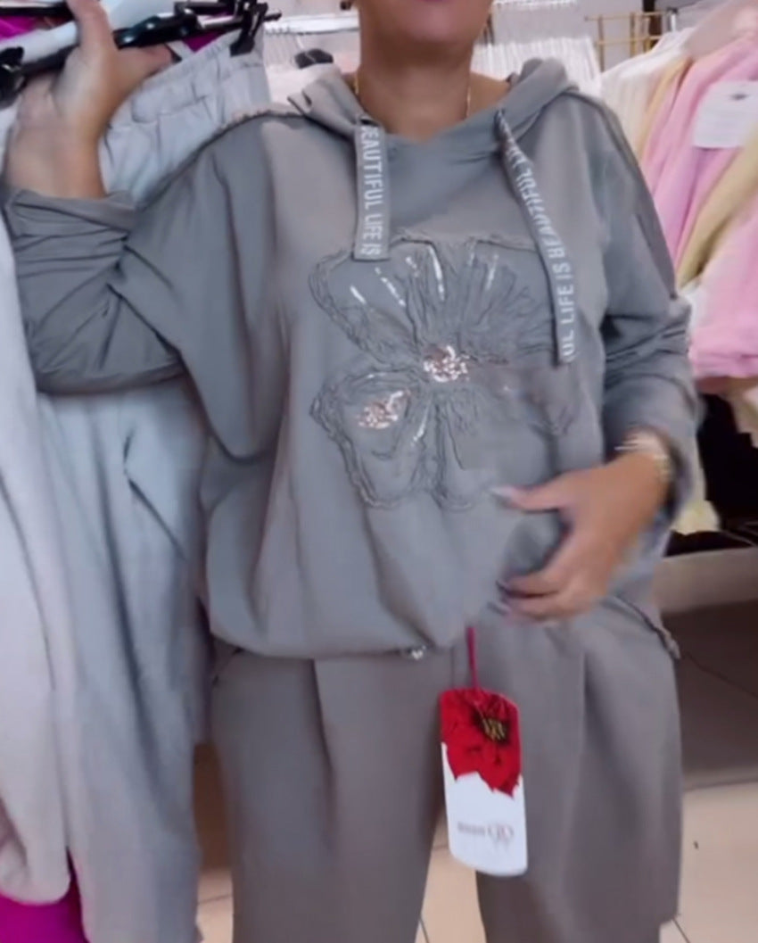 Damen nan entspanntes Lounge-Set mit Blüten-Pailletten-Hoodie, Kordelzug und weiter Bundfaltenhose Echo Archiv