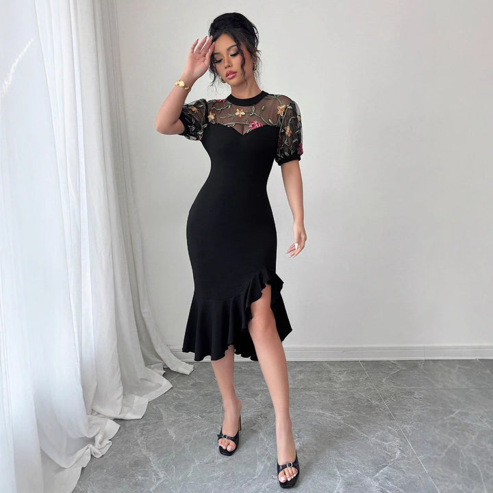 Damen nan figurbetontes Midikleid mit besticktem Mesh-Oberteil, Puffärmeln und asymmetrischem Volantsaum Echo Archiv