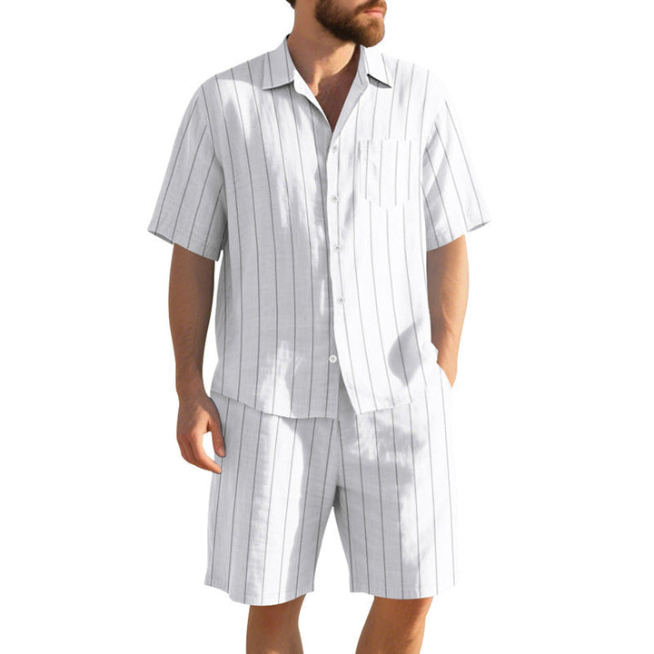 Herren Kurzarm-Pyjama-Set mit dezentem Streifenmuster und praktischer Brusttasche Echoarchiv