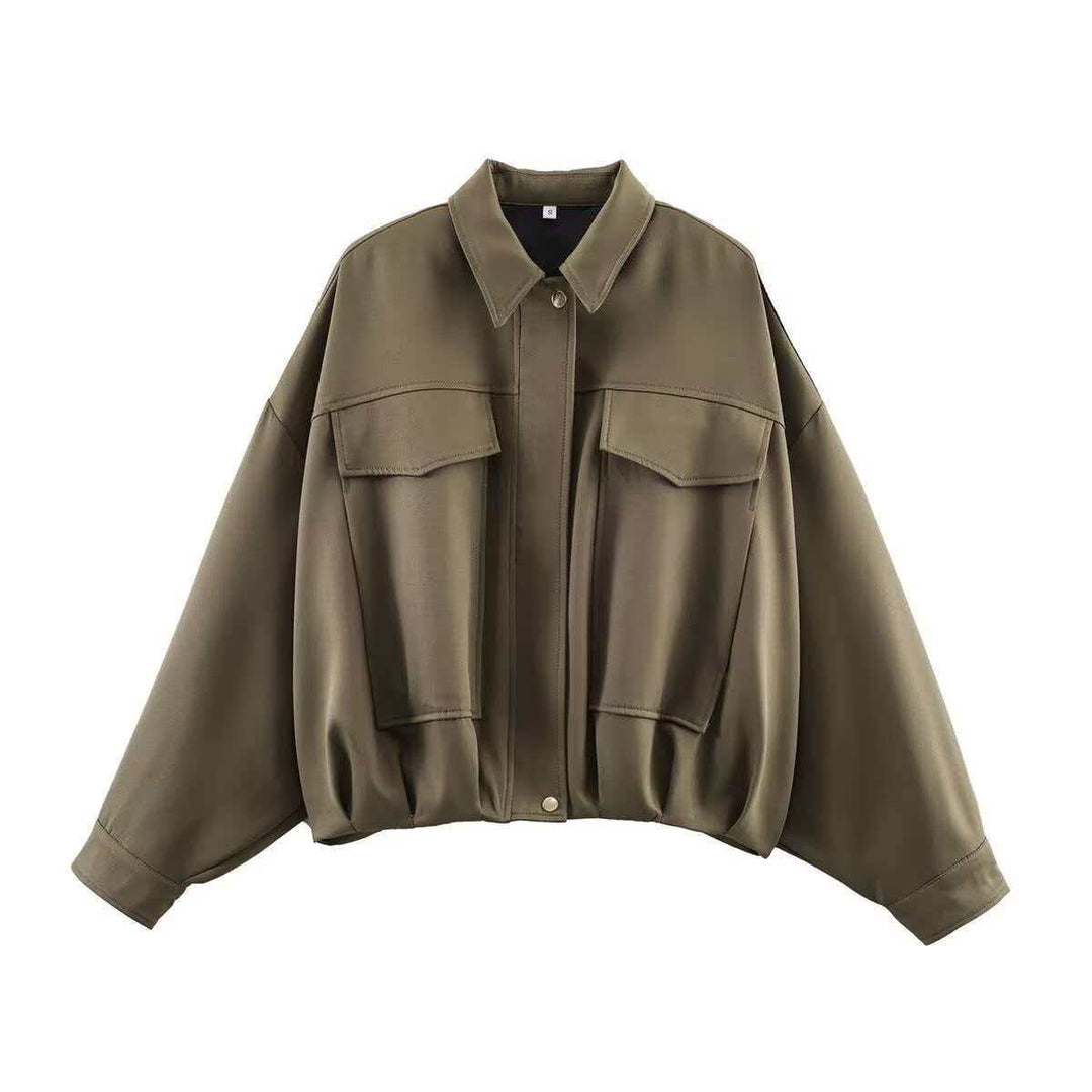 Damen nan oversized kurze Utility-Blousonjacke mit Hemdkragen, großen aufgesetzten Pattentaschen und tailliertem Bündchen Echo Archiv