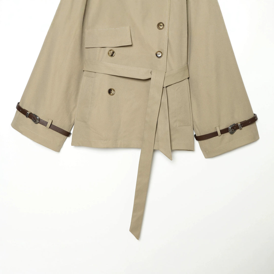 Damen Kurz-Cape-Trench mit Doppelreihe, Schulterklappen und Taillengürtel Echoarchiv