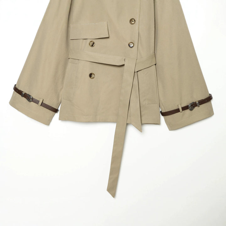 Damen Kurz-Cape-Trench mit Doppelreihe, Schulterklappen und Taillengürtel Echoarchiv
