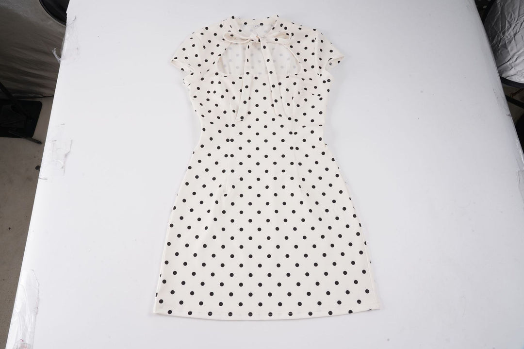 Damen Polka-Dot Kleid mit schickem Kragen und Bindegürtel Echo Archiv