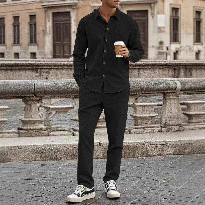 Herren elegantes Freizeitanzug mit stilvollem Hemd und bequemer Hose Echoarchiv