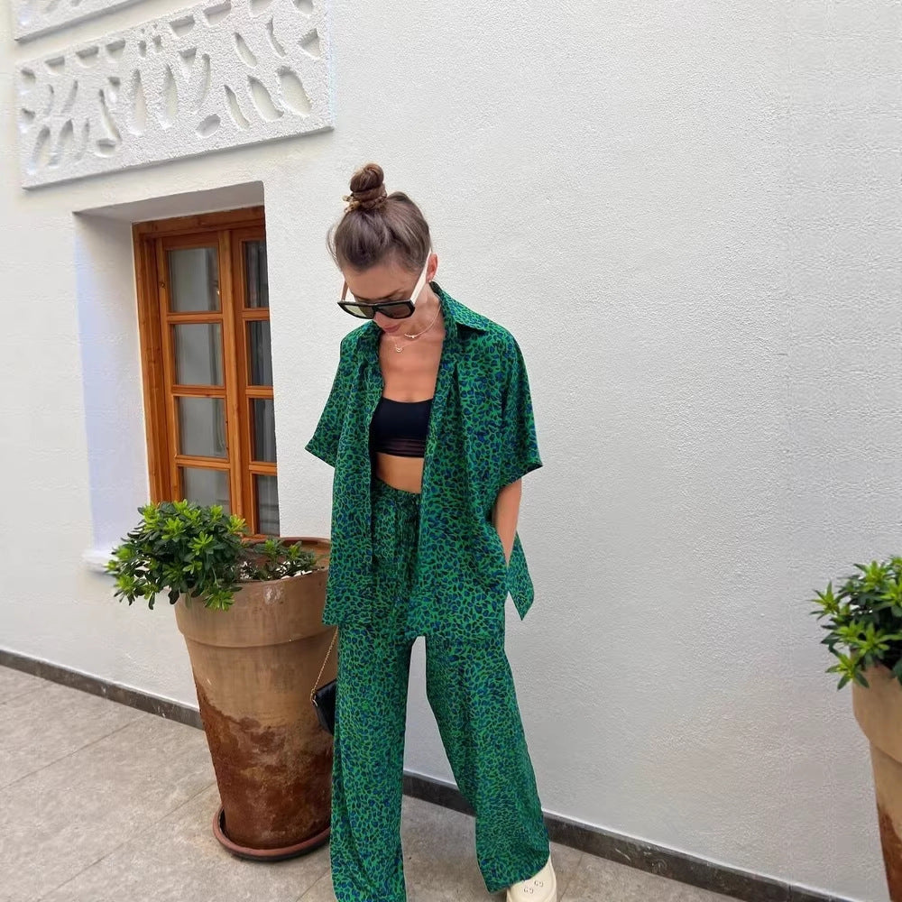 Damen zweiteiliges Safari-Print Loungewear-Set mit kurzärmeliger Hemdbluse und weitem hochgeschnittenen Palazzohose – Élanora