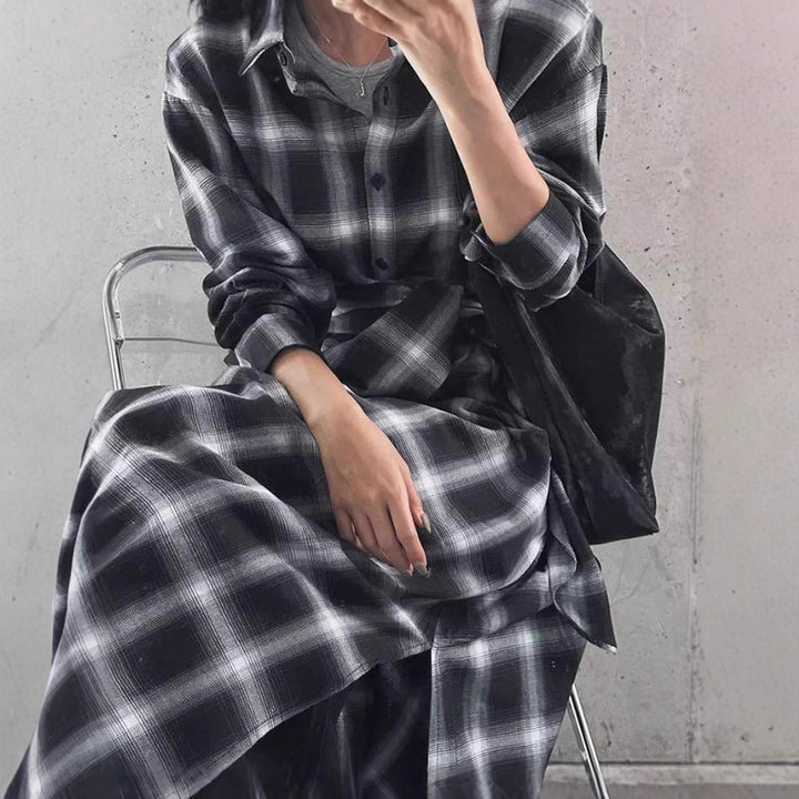 Damen Langes Karo-Hemd im Oversize‑Cut mit Taillen-Knotendetail und Seitenschlitzen Echoarchiv