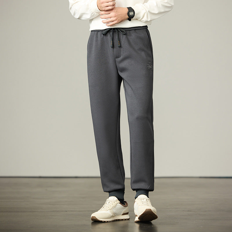 Herren Joggerhose aus weichem Fleece mit elastischem Bund, Kordelzug und Bündchen Echo Archiv