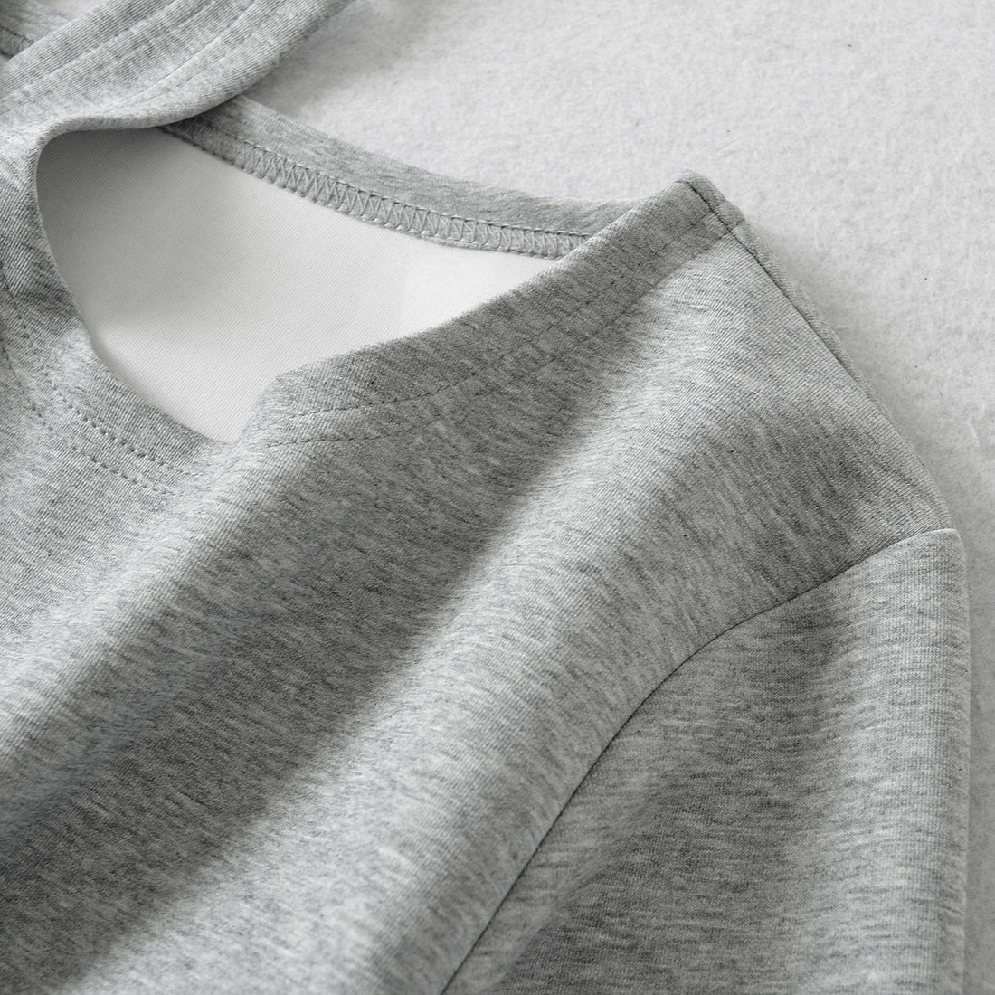 Damen Cropped Sweatshirt mit Neckholder, Cold-Shoulder und Wickeloptik Echoarchiv