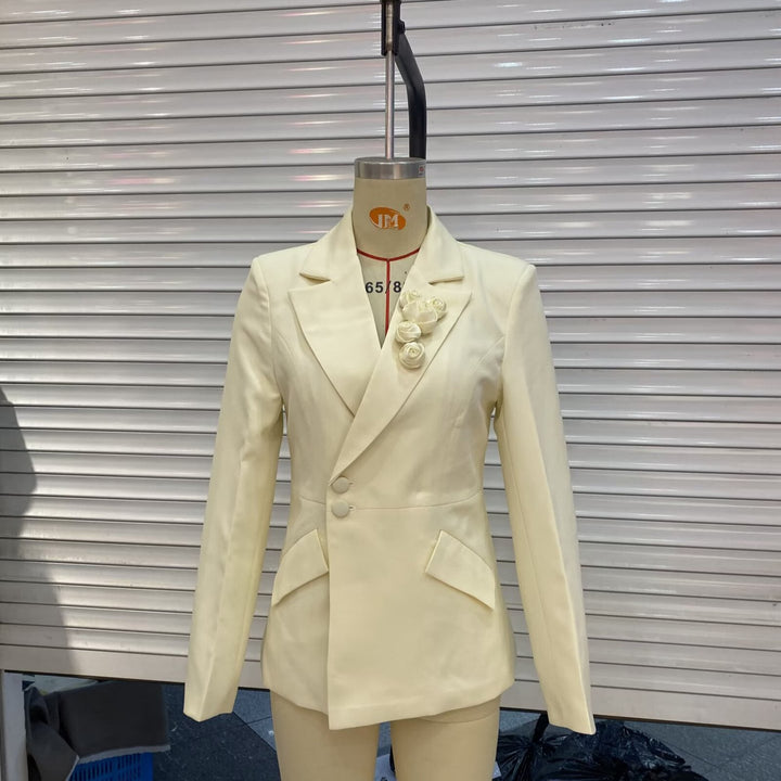 Damen nan taillierter Zweiknopf-Blazer mit Zierrosen am Revers und Pattentaschen Echo Archiv