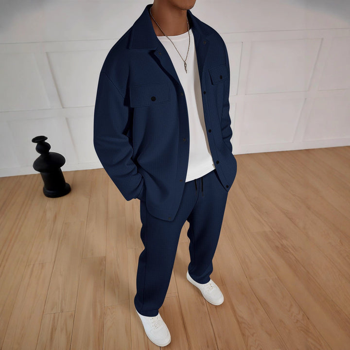 Herren lässiges Set aus gestreifter Überjacke und bequemen Jogginghose Echoarchiv