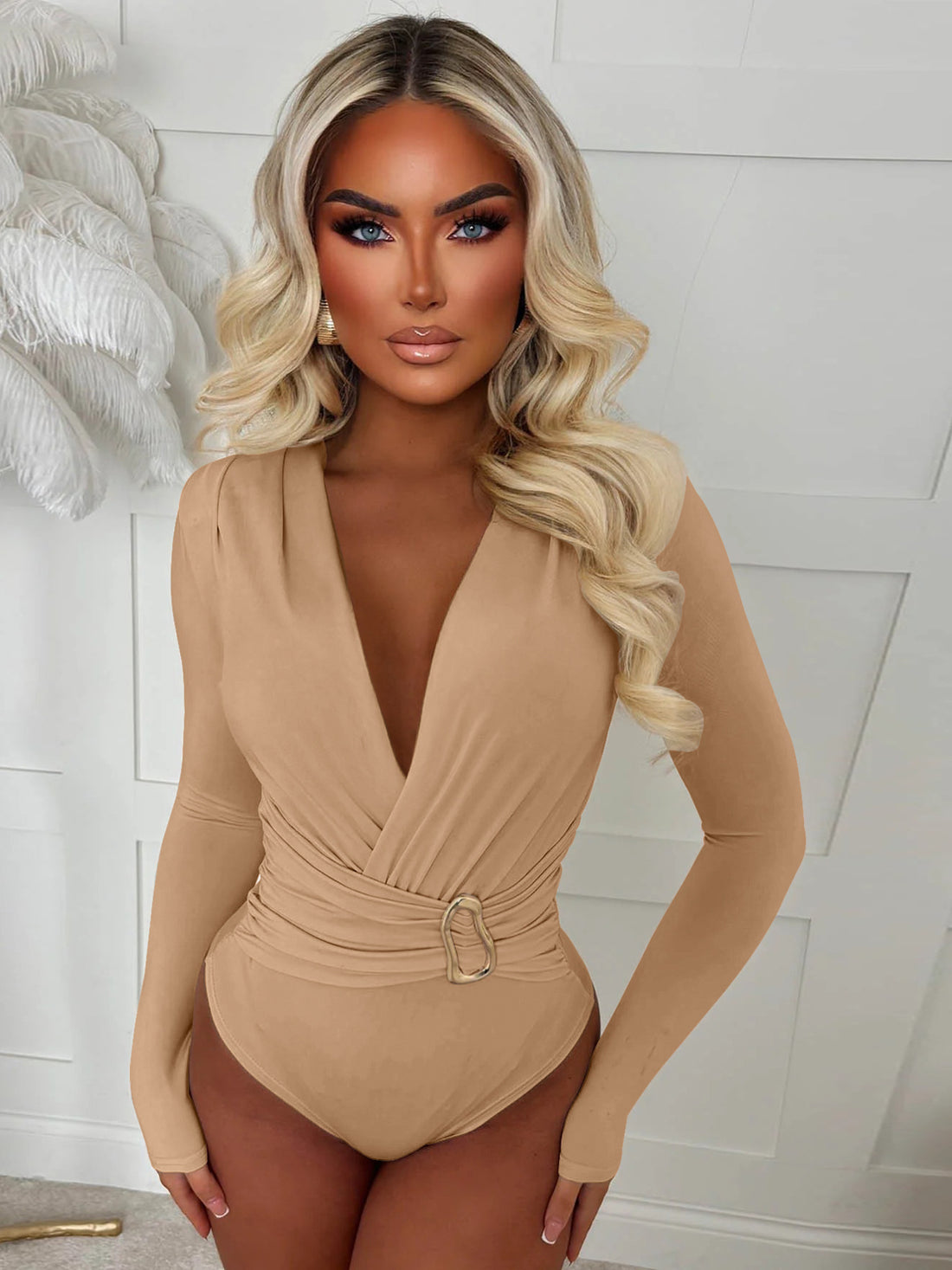 Damen Body mit tiefem V-Ausschnitt und schmalem Gürtel – Bodéline