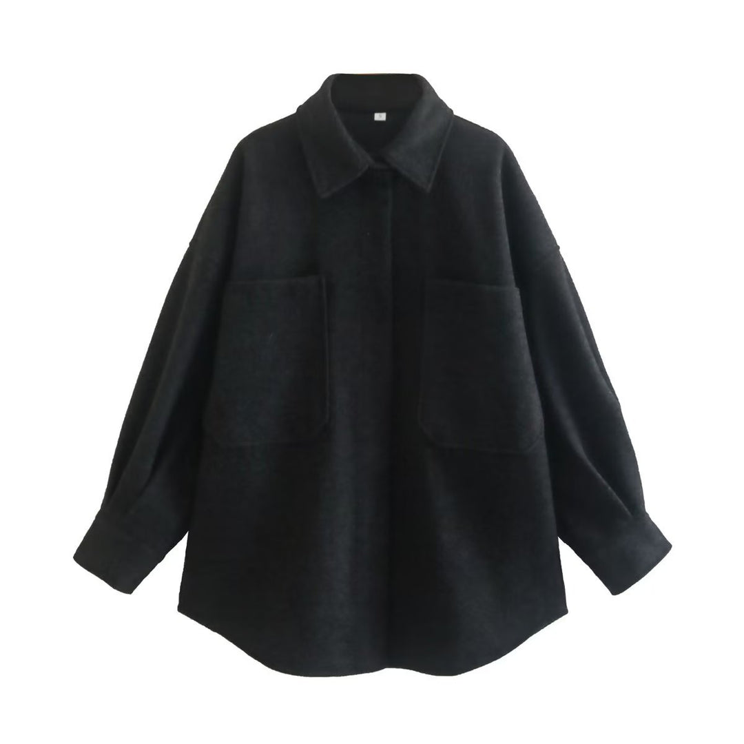 Damen kastige Hemdjacke im Oversize Cut mit großen aufgesetzten Taschen und abgerundetem Saum – Célinea