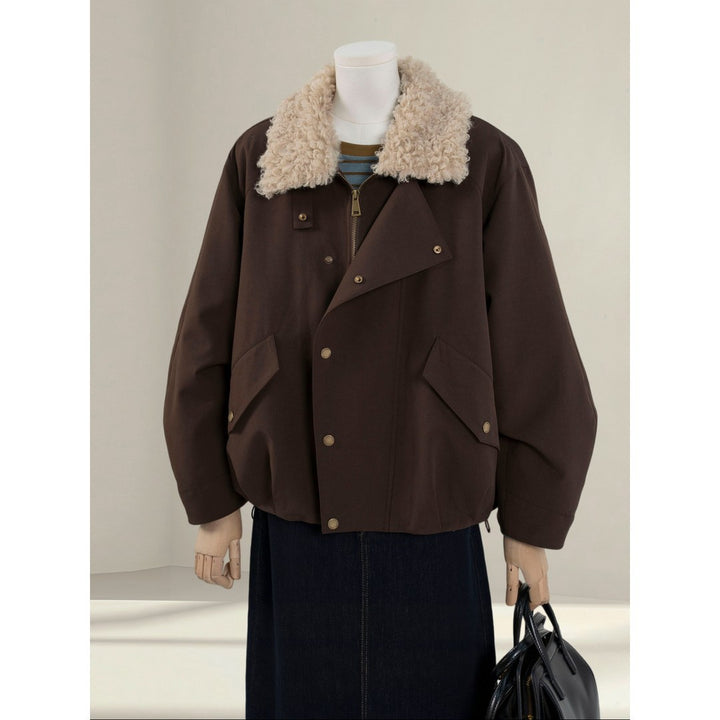 Damen Kurze Oversize-Bomberjacke mit Teddykragen und Druckknopfdetails Echoarchiv