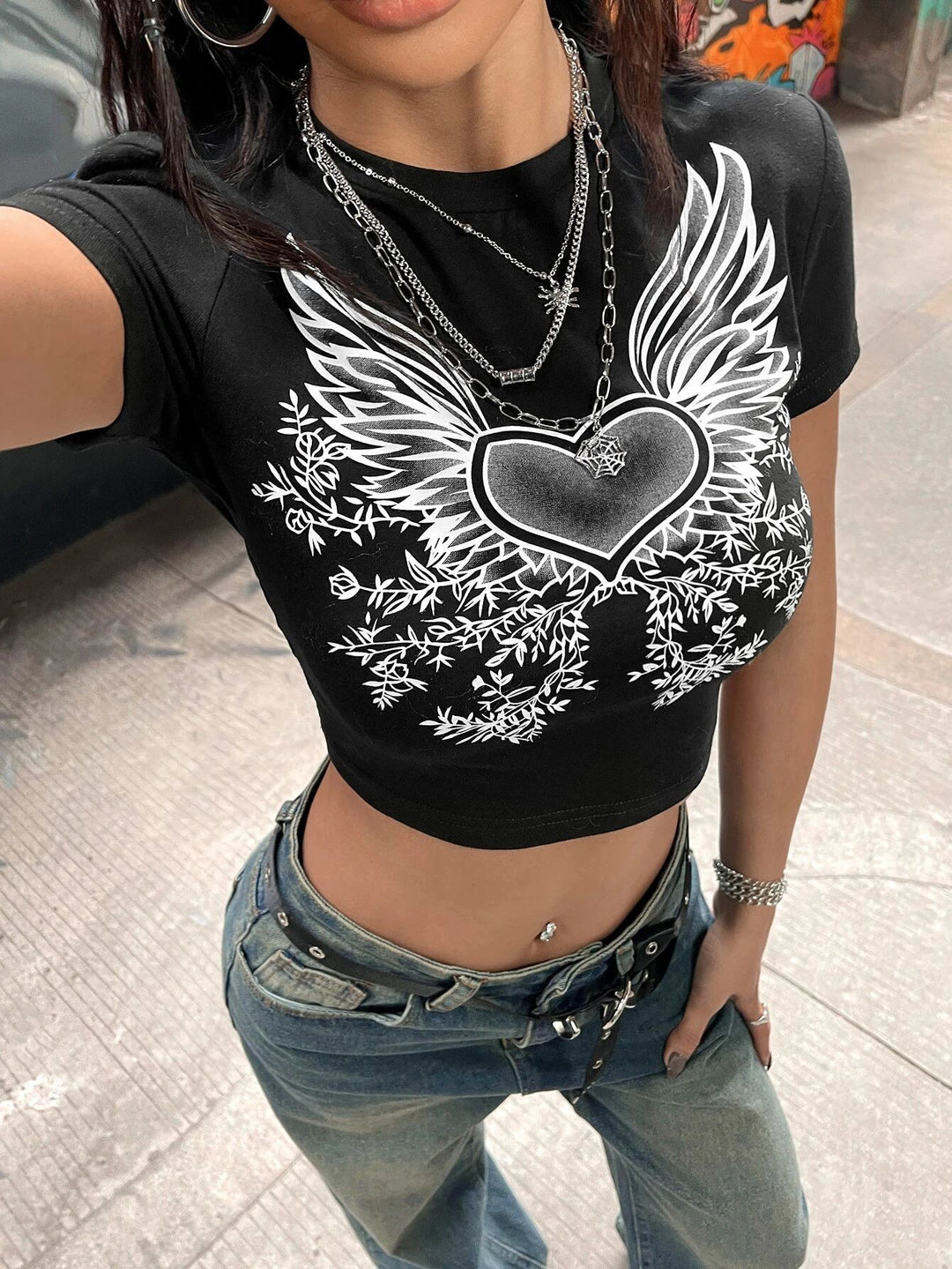 Damen Crop-Top mit kreativem Skeletthand-Motiv Echo Archiv