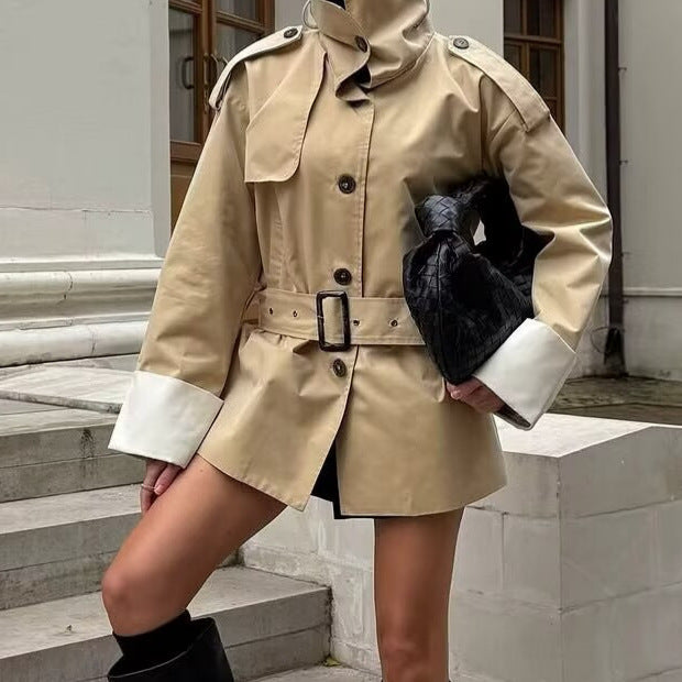 Damen Kurzer Trenchcoat mit Taillengürtel, Stehkragen und Kontrastmanschetten Echo Archiv