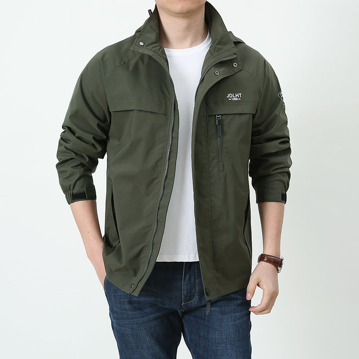Herren Atmungsaktive Übergangs-Softshelljacke im Field‑Stil mit verdeckter Kapuze und Reißverschluss‑Brusttasche Echoarchiv