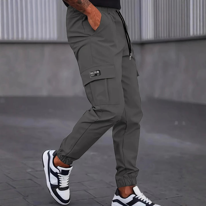 Herren Utility-Cargohose im Joggerstil mit Tunnelzugbund elastischen Beinabschlüssen und Multifachtaschen Echo Archiv