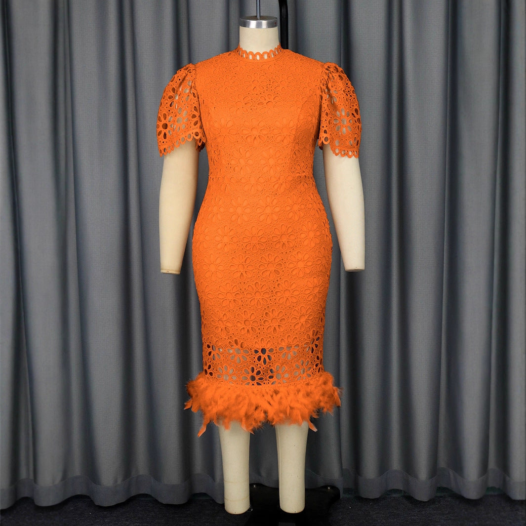 Damen Elegantes Kleid mit floralen Spitzenakzenten und Federdetails Echo Archiv