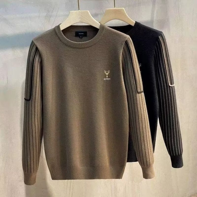 Herren Feinstrick-Pullover mit kontrastierenden Rippenärmeln und gesticktem Hirschlogo Echoarchiv